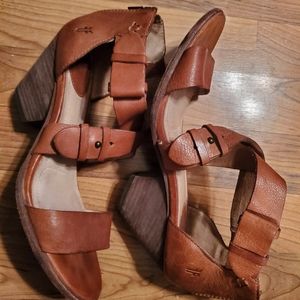 Frye Reina Belt Strappy Sandal in Brown Sz  9M